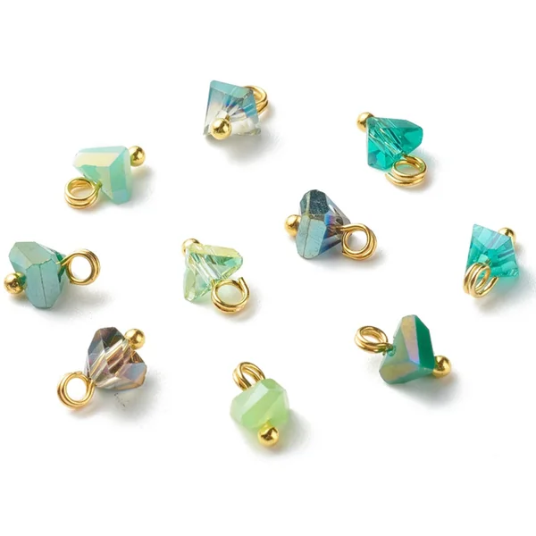 10 pendentifs en verre irisé - forme triangulaire - tons verts - 8 x 6 mm