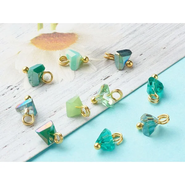 10 pendentifs en verre irisé - forme triangulaire - tons verts - 8 x 6 mm