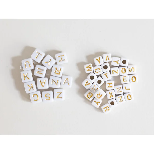 200 mini perles carrées - cubes en plastique - lettres alphabet - blanc et doré - 4,5 mm
