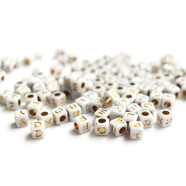 200 perles carrées - cubes en plastique - lettres alphabet - doré et blanc - 6 mm