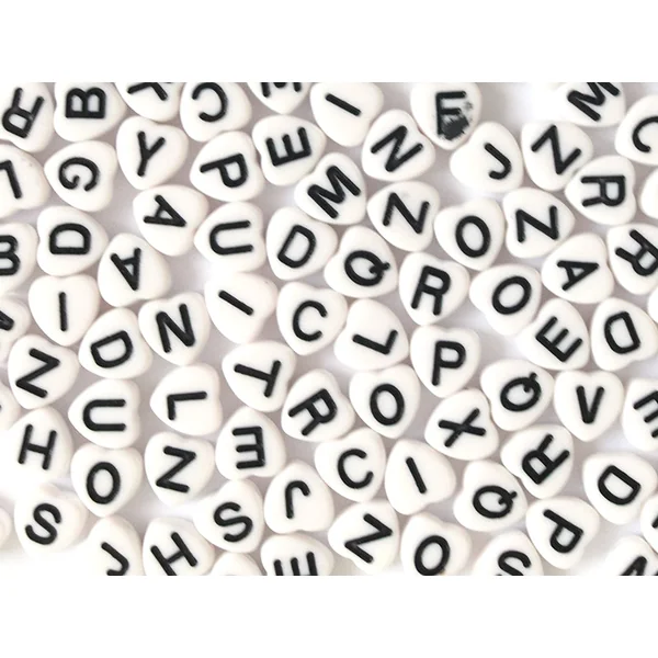 200 perles lettres alphabet en forme de coeur - noires et blanches