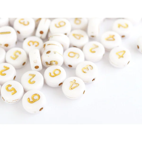 200 perles rondes en plastique - chiffres - blanches et dorées