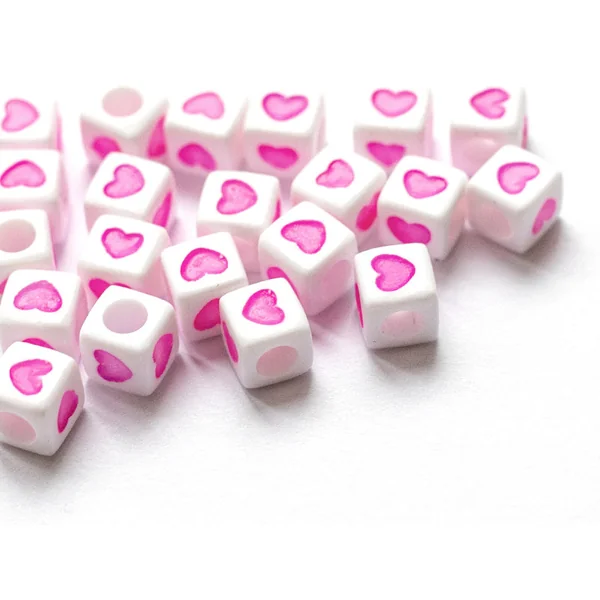 20 perles en plastique cubes symbole coeur - rose flashy - 7 mm