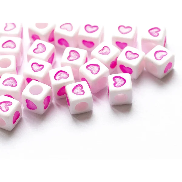 20 perles en plastique cubes symbole coeur - rose flashy - 7 mm