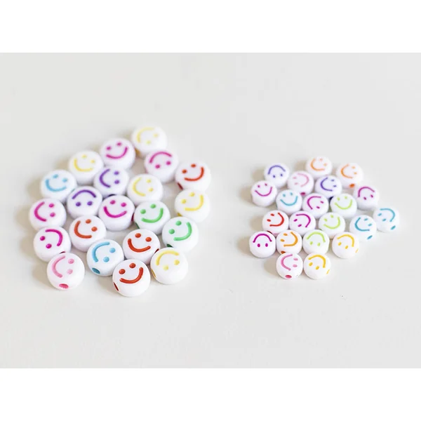 20 perles en plastique rondes symbole sourire - blanc et multicolore - 10 mm