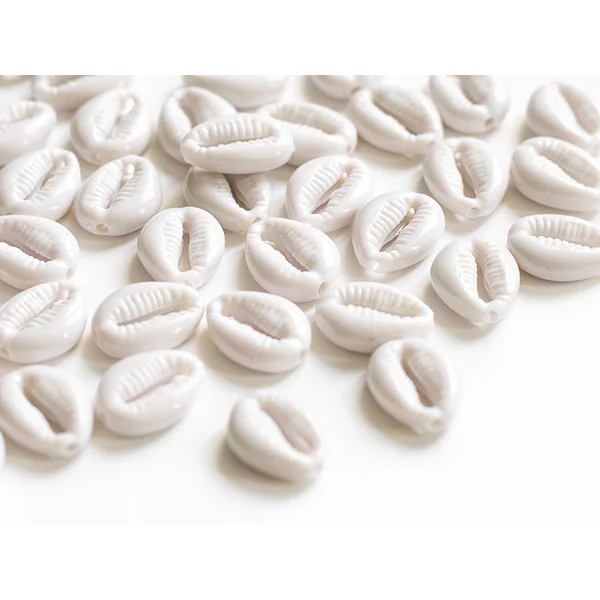 50 perles coquillages cauri en plastique - blanc