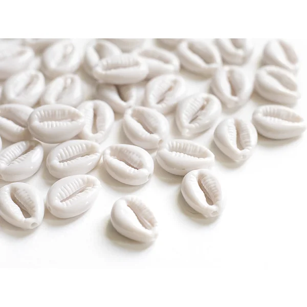 50 perles coquillages cauri en plastique - blanc