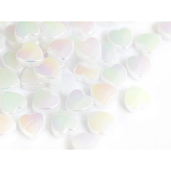 50 perles en plastique - cœurs nacrés - 8 mm