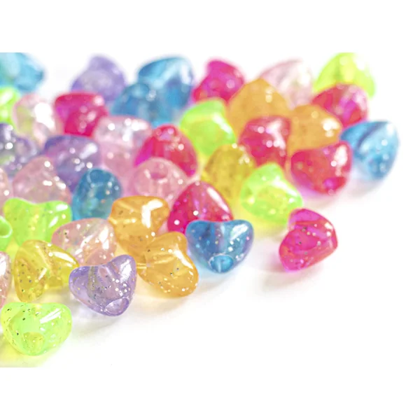 50 perles en plastique- cœurs pailletés - multicolore