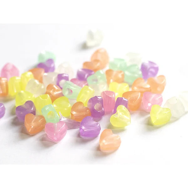 50 perles en plastique - cœurs - phosphorescent / brille dans le noir