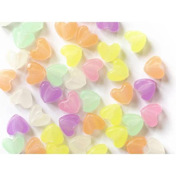 50 perles en plastique - cœurs - phosphorescent / brille dans le noir