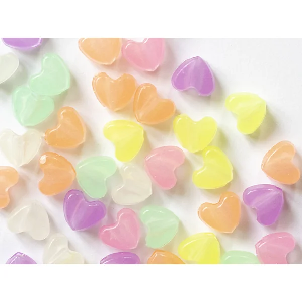 50 perles en plastique - cœurs - phosphorescent / brille dans le noir