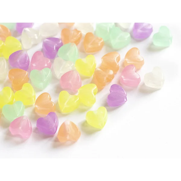 50 perles en plastique - cœurs - phosphorescent / brille dans le noir