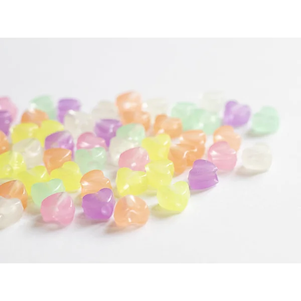 50 perles en plastique - cœurs - phosphorescent / brille dans le noir