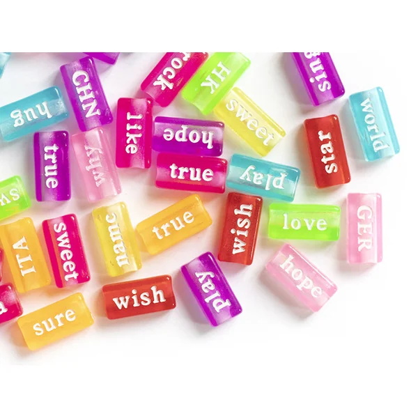 50 perles en plastique - mots flashy multicolore