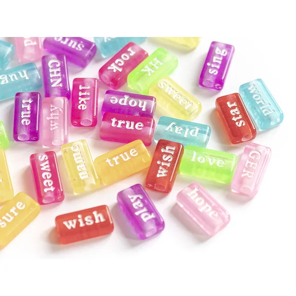 50 perles en plastique - mots flashy multicolore