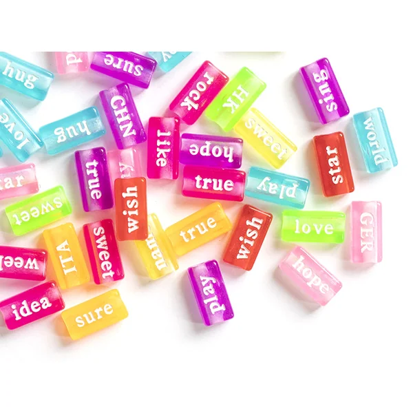 50 perles en plastique - mots flashy multicolore