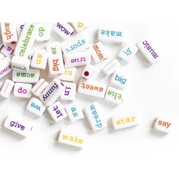 50 perles en plastique - mots multicolore