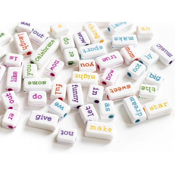 50 perles en plastique - mots multicolore