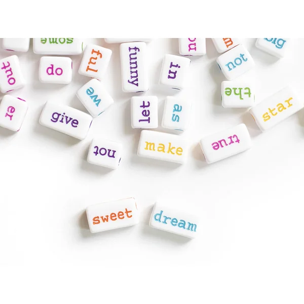 50 perles en plastique - mots multicolore