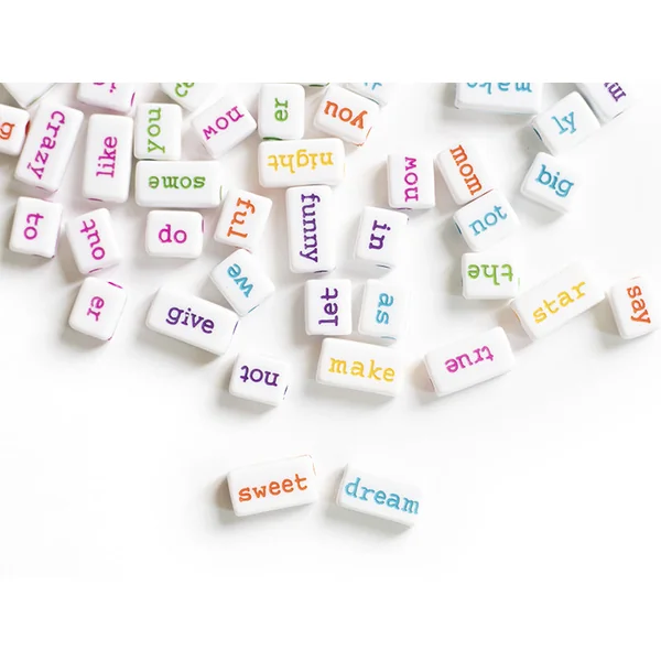50 perles en plastique - mots multicolore