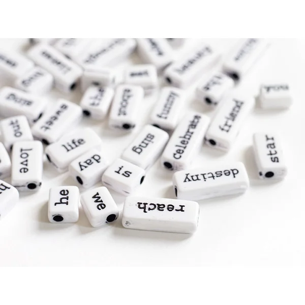 50 perles en plastique - mots - noir et blanc