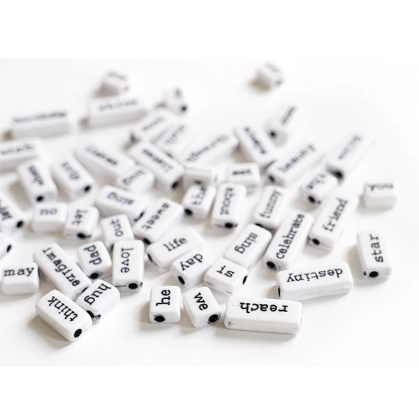 50 perles en plastique - mots - noir et blanc
