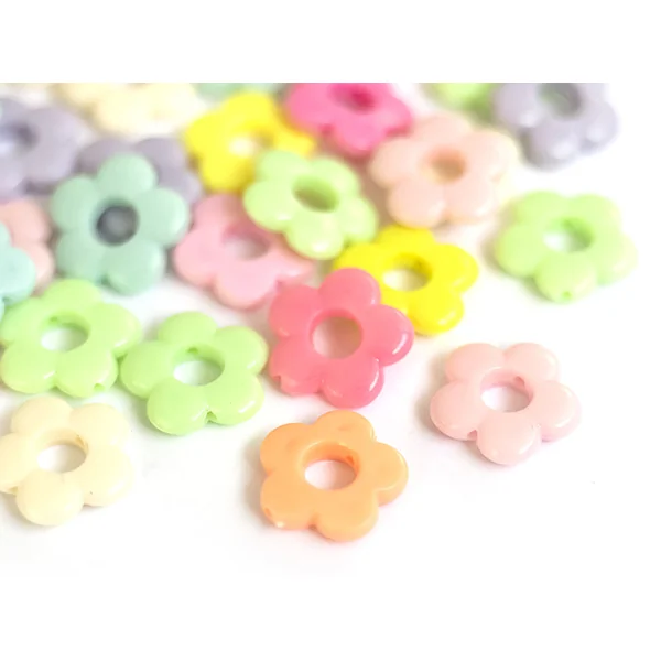 50 perles fleurs évidées en plastique - multicolore