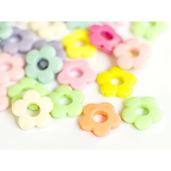 50 perles fleurs évidées en plastique - multicolore