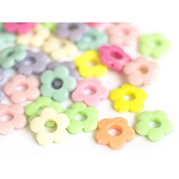 50 perles fleurs évidées en plastique - multicolore