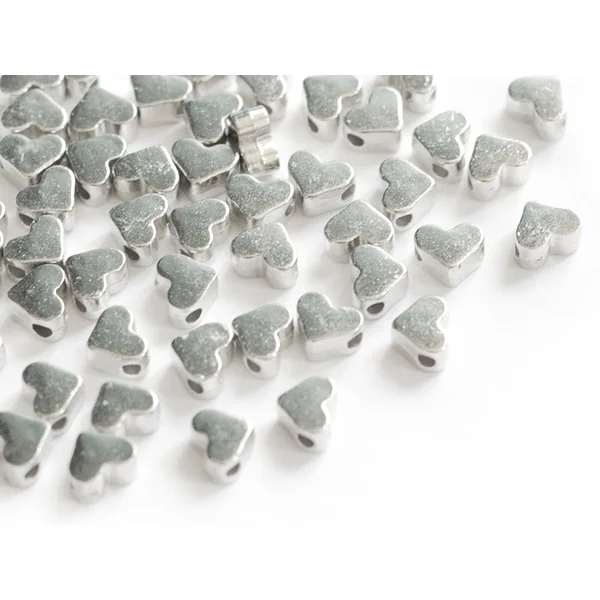 50 petites perles en plastique - cœurs argentés