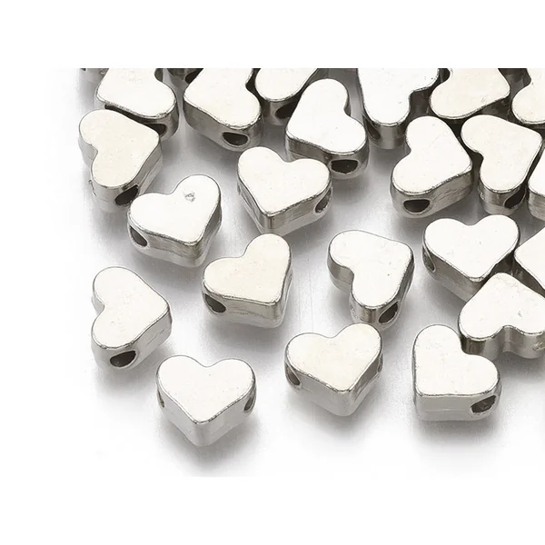50 petites perles en plastique - cœurs argentés