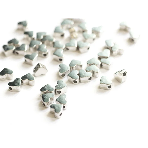 50 petites perles en plastique - cœurs argentés