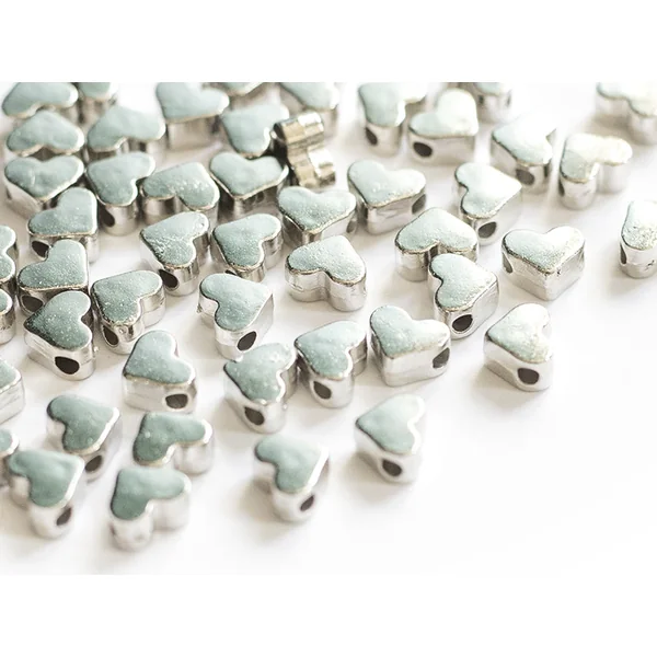 50 petites perles en plastique - cœurs argentés