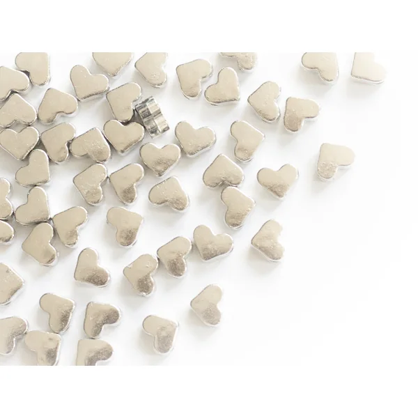 50 petites perles en plastique - cœurs argentés