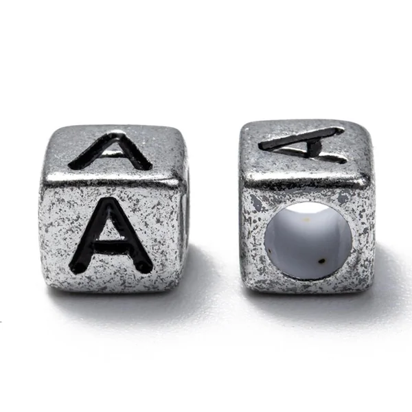 Boite de 934 perles lettres alphabet carrées - argentées