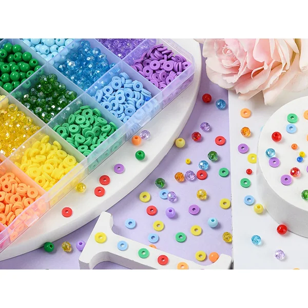 Boîte de 4300 perles variées : rocailles, plastique, heishi - 6 couleurs