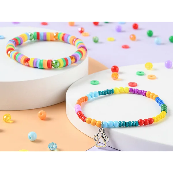 Boîte de 4300 perles variées : rocailles, plastique, heishi - 6 couleurs