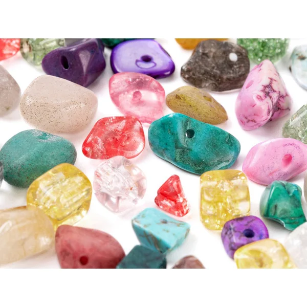 Boîte de 4 compartiments de perles naturelles et synthétiques