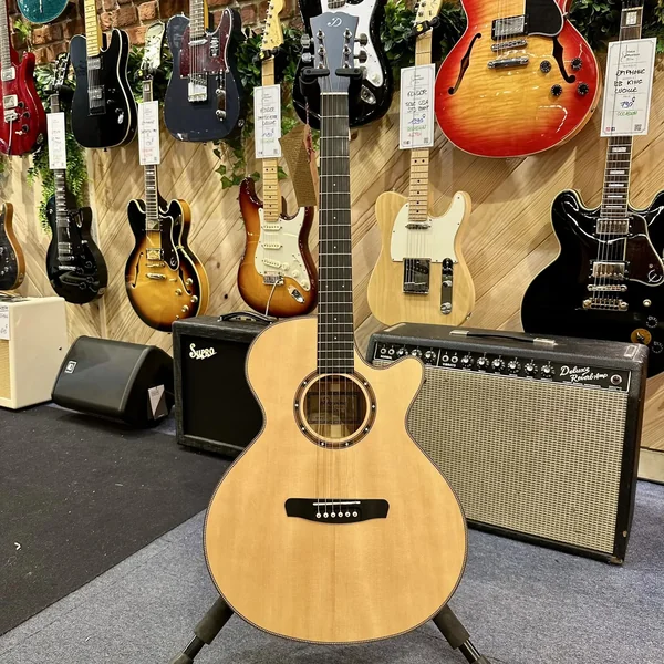 Guitare Dowina Marus GAC