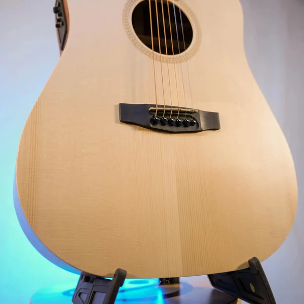 Guitare Dowina Puella DCE