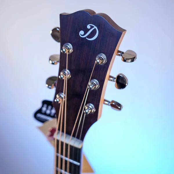 Guitare Dowina Puella DCE