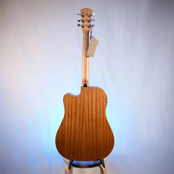 Guitare Dowina Puella DCE