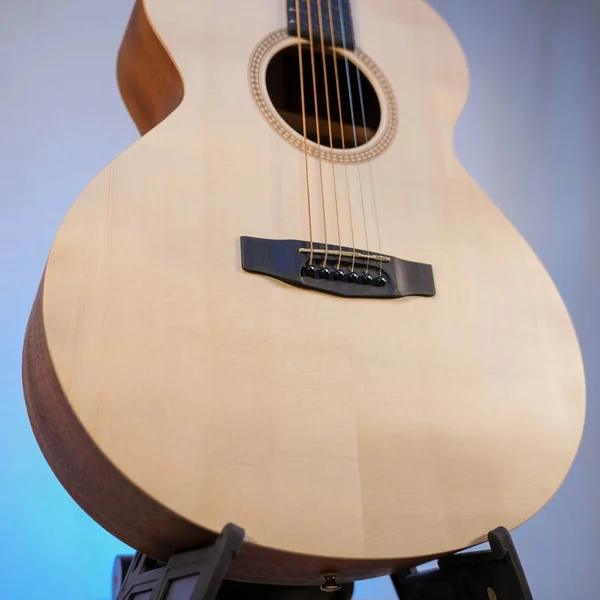 Guitare Dowina Puella GA