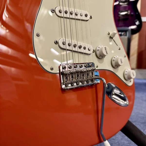 Guitare Fender Stratocaster Japan Traditional II Fiesta Red