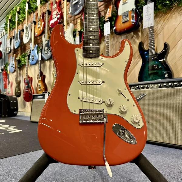 Guitare Fender Stratocaster Japan Traditional II Fiesta Red