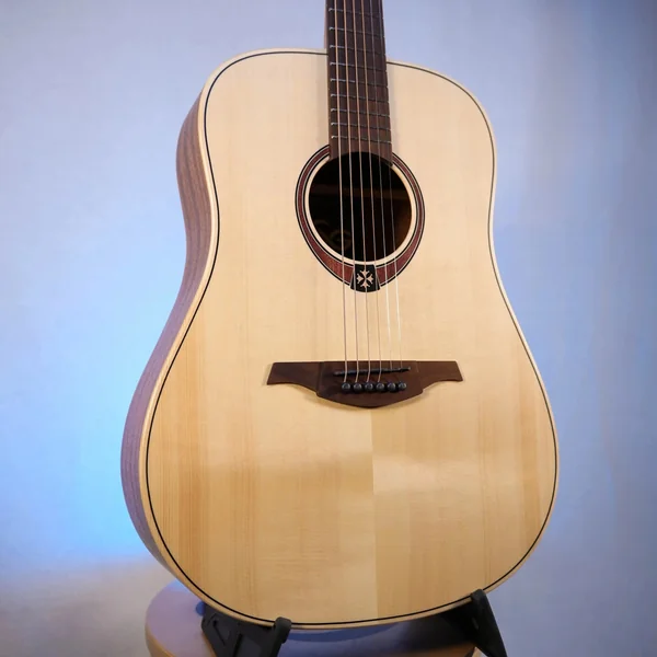 Guitare Lag Tramontane T70D