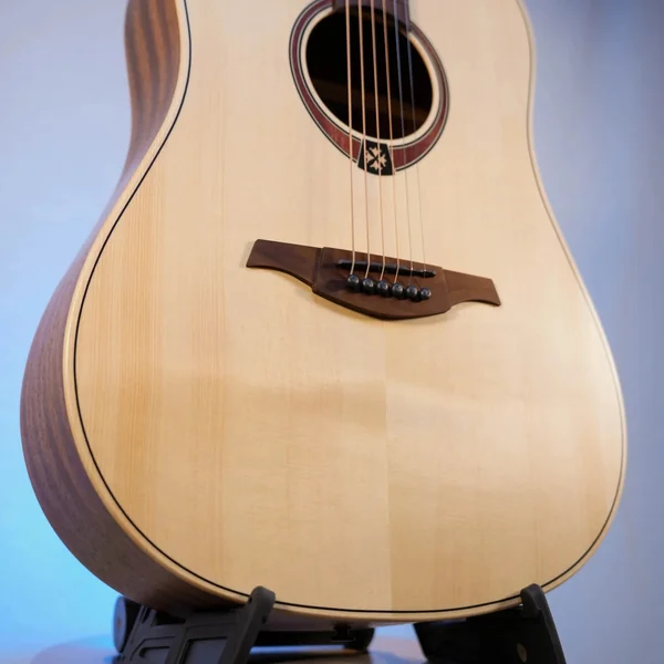 Guitare Lag Tramontane T70D