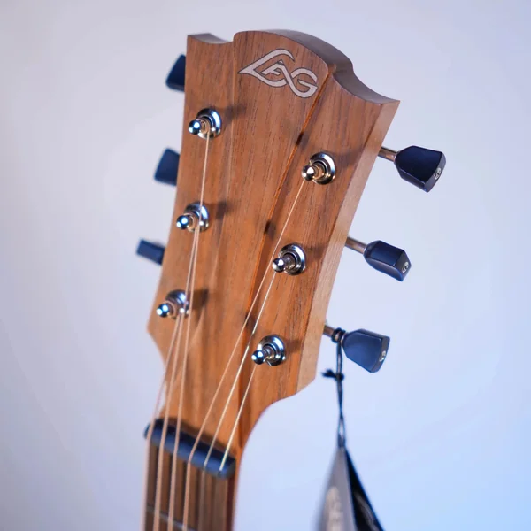 Guitare Lag Tramontane T70D