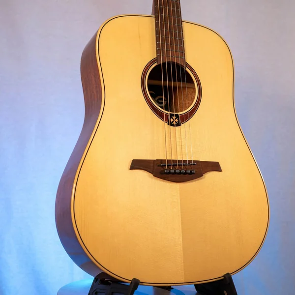 Guitare Lag Tramontane T88D